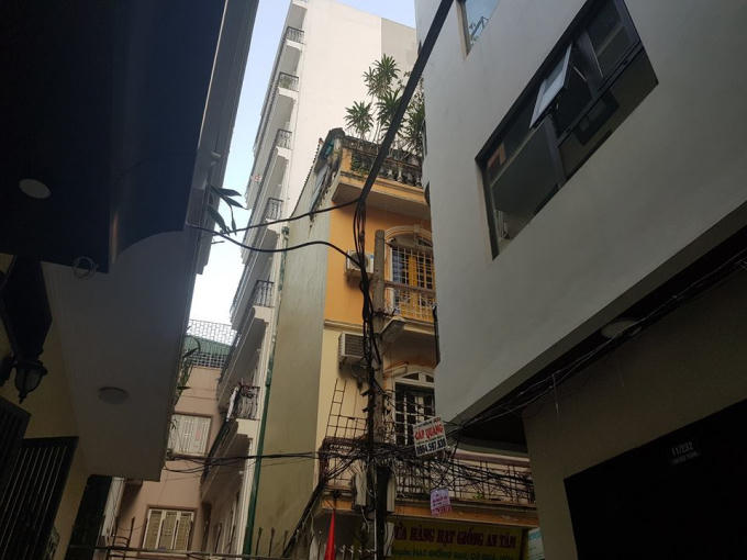 Công trình "chung cư mini" số 10B/232 Tôn Đức Thắng vi phạm trật tự xây dựng nhưng vẫn chưa bị xử lý.