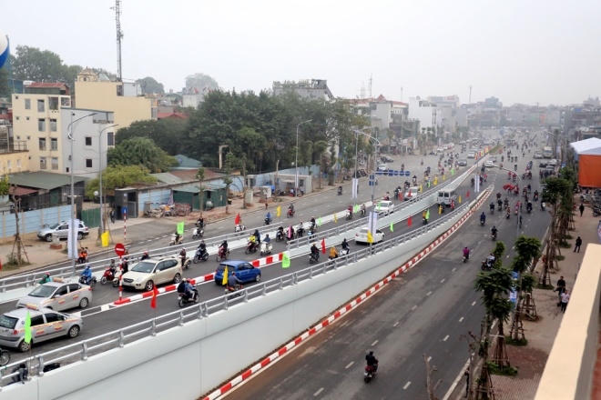 Cầu được xây dựng bằng kết cấu thép, với tổng mức đầu tư trên 166 tỷ đồng. Cầu vượt nhẹ phần lớn nằm trên tuyến đường Ô Đông Mác - Nguyễn Khoái (tuyến đường mệnh danh đắt đỏ nhất thủ đô với 2 tỷ đồng/m).