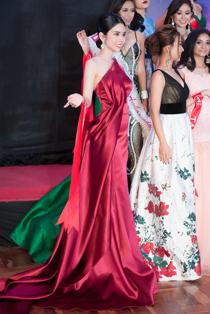 Huỳnh Vy diện v&aacute;y dạ hội rực rỡ, khuynh đảo s&agrave;n diễn Hoa hậu Du lịch Thế giới 2018