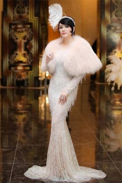Bên cạnh đó cũng không thiếu những lần cô xuất hiện trong những bộ cánh cầu kỳ như thế này.