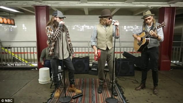 Họ bắt đầu biểu diễn tại ga tàu bằng ca khúc “Crazy Little Thing Called Love” của nhóm nhạc rock huyền thoại đến từ nước Anh - Queen.