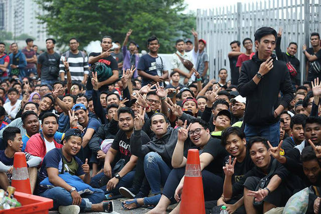 Không khí vui vẻ của cổ động viên Malaysia dù phải chờ đợi lâu.