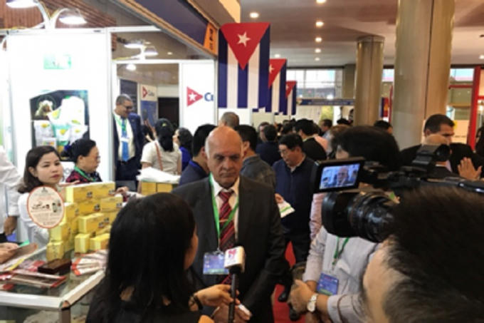 Giáo sư Fabio phân tích thông tin sản phẩm cho khách hàng tại hội chợ.