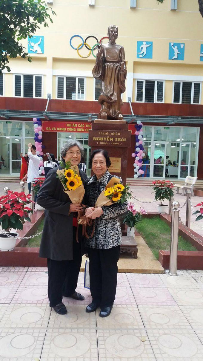 Cô Mười, cô Hải vừa là đồng nghiệp vừa là đôi bạn thân.