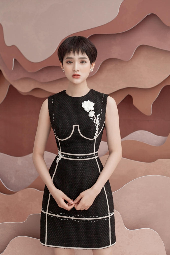 Chủ nhân hit Rồi người thương cũng hóa người dưng diện một thiết kế màu đen sang trọng. Nhà thiết kế tạo hiệu ứng nổi bật bằng những đường đăng ten và đột chỉ. Bông hoa ren thêu sắc sảo trên nền vải tweed tăng độ ngọt ngào cho trang phục.