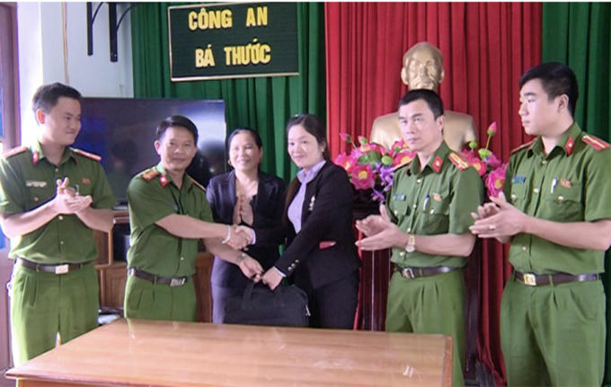 Cô giáo Nguyễn Thị Phương nhận lại số tiền và tài sản bị đánh rơi. (Ảnh: Đình Hợp)