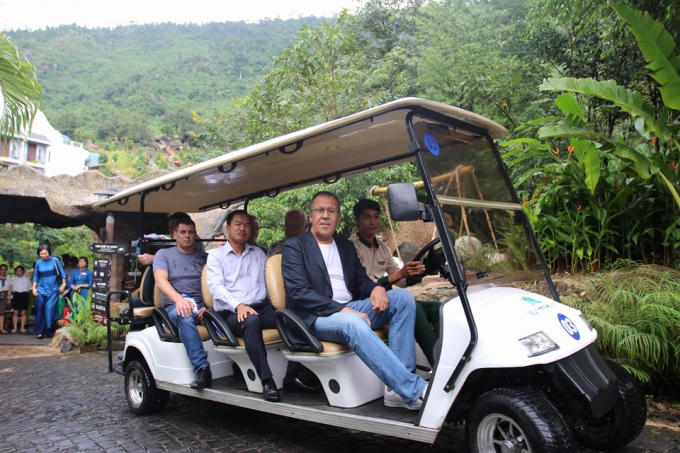 Ngoại trưởng Nga Sergei Lavro (áo đen, hàng đầu) trong trang phục giản dị. Ảnh: B.H.
