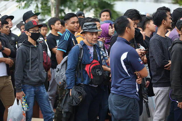 Mua v&eacute; trận chung kết: H&agrave;ng ngh&igrave;n CĐV xếp h&agrave;ng qua đ&ecirc;m tại thủ đ&ocirc; Kuala Limpur