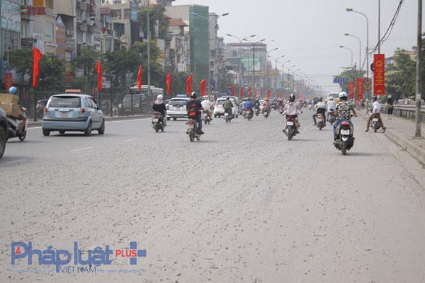 Đá rơi khắp cả tuyến đường dài hàng cây số.