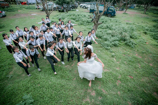 Ngỡ ngàng với bộ ảnh kỷ yếu 37 chú rể tranh giành một cô dâu