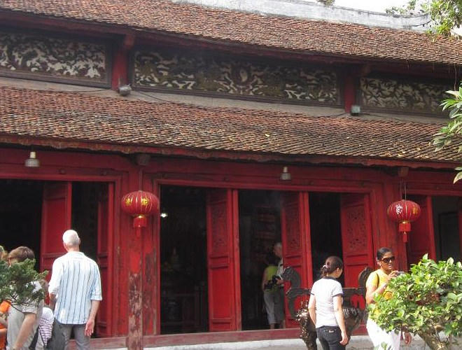 Đền Ngọc Sơn - điểm du lịch tâm linh của nhiều du khách khi đặt chân đến Hà Nội.