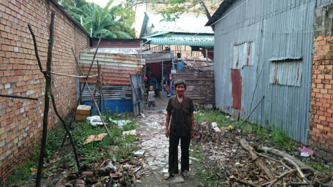Bà Ơi bên mảnh đất của mình.