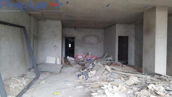 Chủ đầu tư dự án số 2 Lê Văn Thiêm đã có hành vi vi phạm đổ kín sàn bê tông cốt thép tại các ô thông tầng. Hình ảnh một trong những ô thông tầng đã hoàn thiện. (Ảnh do khách hàng gửi)