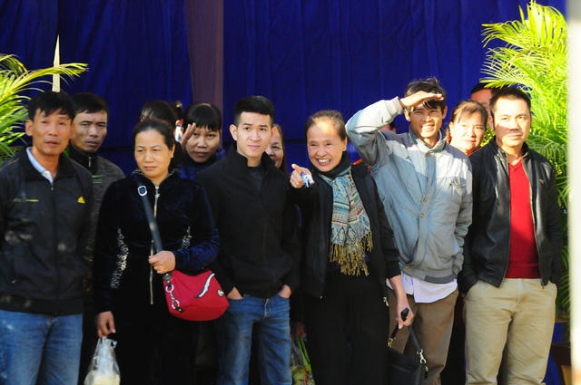 Trong khi đó, tại khu vực dành cho thân nhân người được đặc xá, tất cả mọi người đều chung một tâm trạng hồi hộp. Nhiều người vỡ òa xúc động khi được gặp lại người thân sau nhiều năm xa cách. Trong ảnh là một bà mẹ vui mừng nhận ra con mình sau thời gian cải tạo trở về.