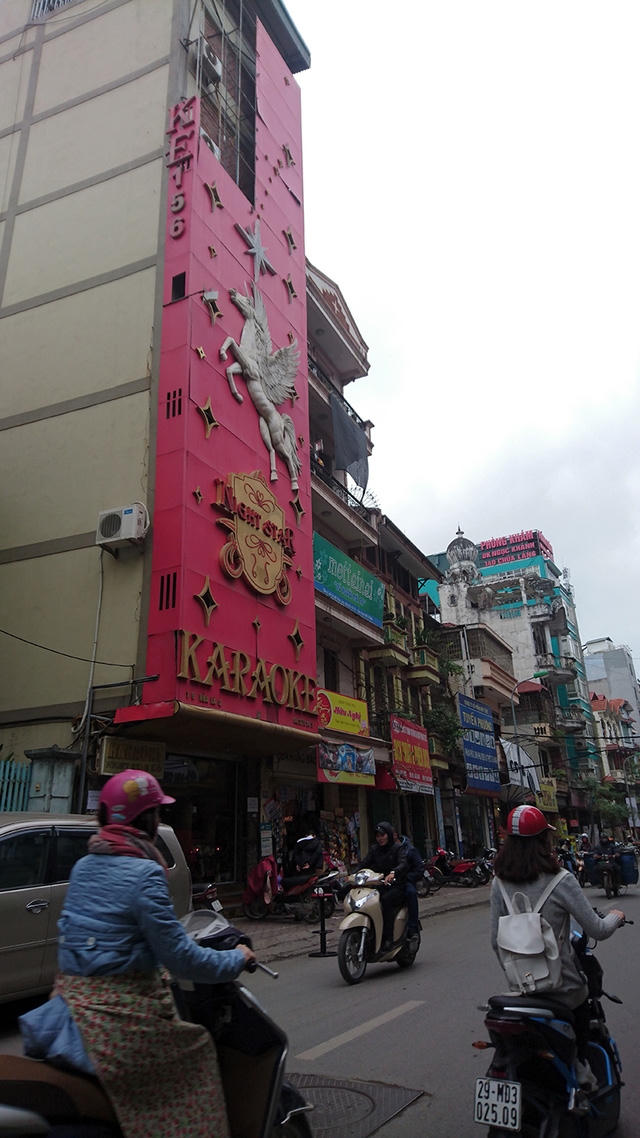 Tuy nhiên, vẫn còn đó không ít những quán karaoke có tấm biển quảng cáo "đồ sộ" như thế này. Trong ảnh là một quán karaoke khu vực phố Chùa Láng.