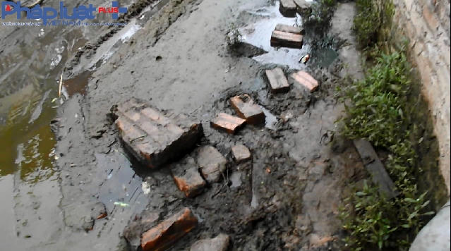 Đây là lối dành cho người đi bộ vượt qua cung đường "đau khổ" này.