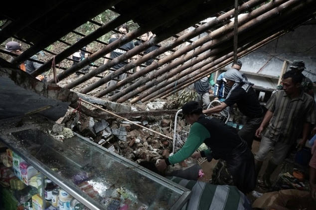 Nhà cửa của người dân bị hư hỏng nặng.