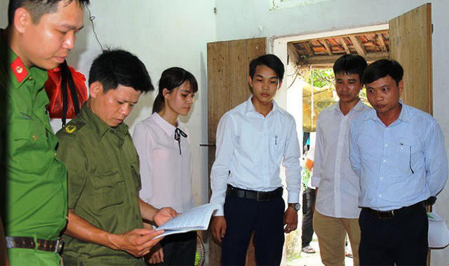 Cơ quan chức năng kiểm tra, lập biên bản thu giữ số tài liệu về Hội thánh Đức Chúa Trời Mẹ và tài liệu liên quan (ảnh: Báo Hà Nam)