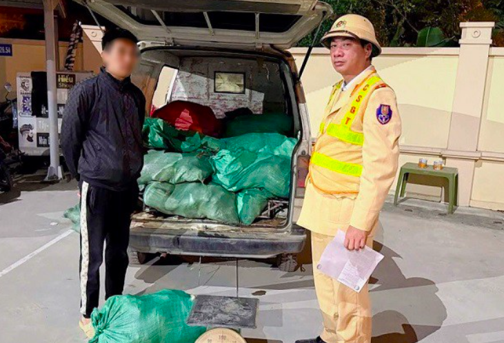 Lực lượng CSGT phát hiện, thu giữ hơn 800kg chân gà không rõ nguồn gốc, bốc mùi. Ảnh CA Hà Nội.
