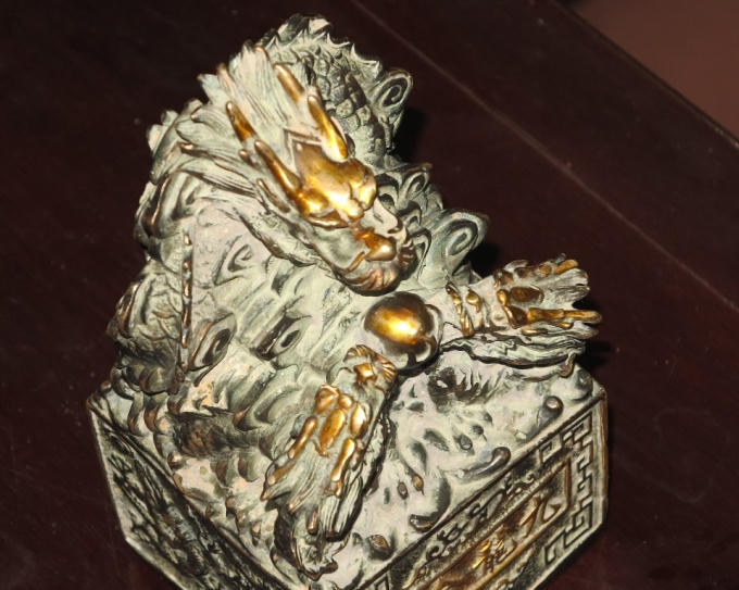 Bao quanh vật thể này có hình đầu rồng.