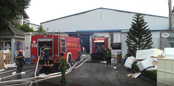 Nhiều xe chữa cháy chuyên dụng và hàng chục cán bộ chiến sĩ được huy động