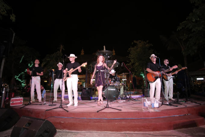 Các bạn đam mê chuyển dịch sẽ có chuyến “du hành” trên tàu điện Monorail, khám phá Châu Á thu nhỏ, chiêm ngưỡng kiến trúc văn hóa đặc trưng của 10 quốc gia hội tụ nơi đây. Với tín đồ thích sôi động có thể đón xem chương trình nghệ thuật đặc sắc được biểu diễn bởi các nghệ sỹ Ukraina.