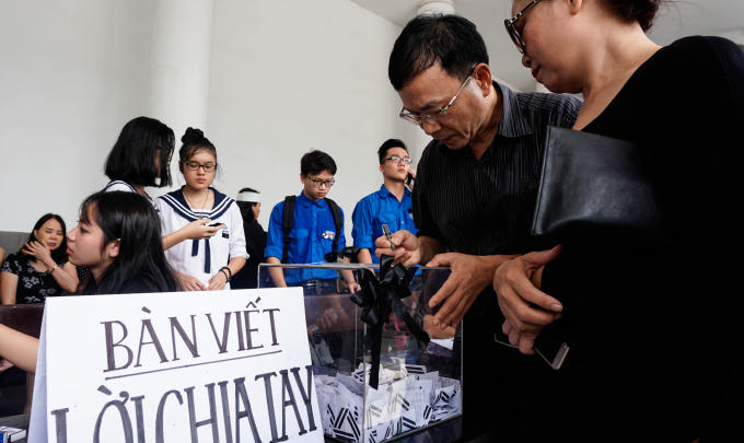 PGS Văn Như Cương nhận được tình yêu thương lớn lao của học sinh. Ông từng tâm sự: "Học trò coi tôi là người ông, người bố, nên tôi thấy mình đáng sống lắm".