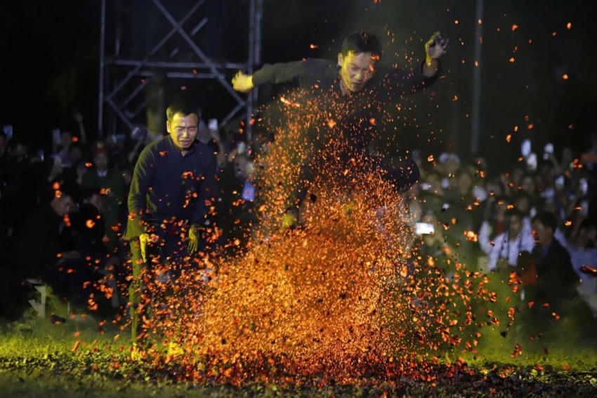 Trong khuôn khổ lễ hội còn có hoạt động nhảy lửa.