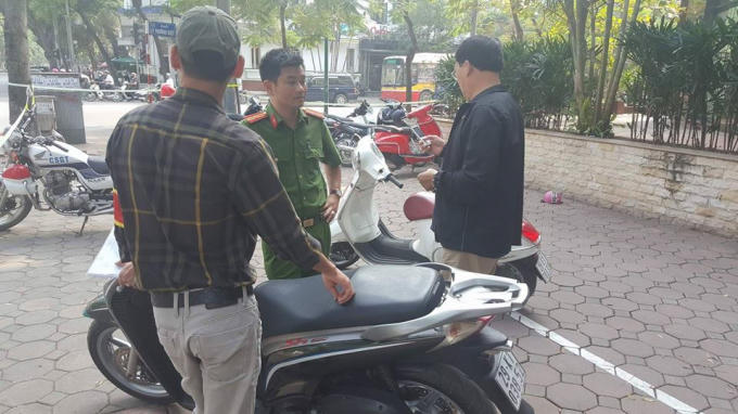 Chiếc xe được lục lượng chức năng bắt giữ và đang truy tìm chủ nhân của chiếc xe.