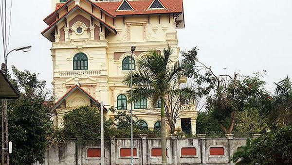Trong khi Nhà máy gang thép Thái Nguyên đang nợ nần chồng chất thì căn nhà của cựu lãnh đạo Công ty cổ phần Gang thép Thái Nguyên lại to đẹp nhất vùng.