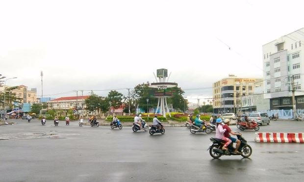 Đường phố Cà Mau nhộn nhịp, sinh hoạt của người dân trở lại bình thường.