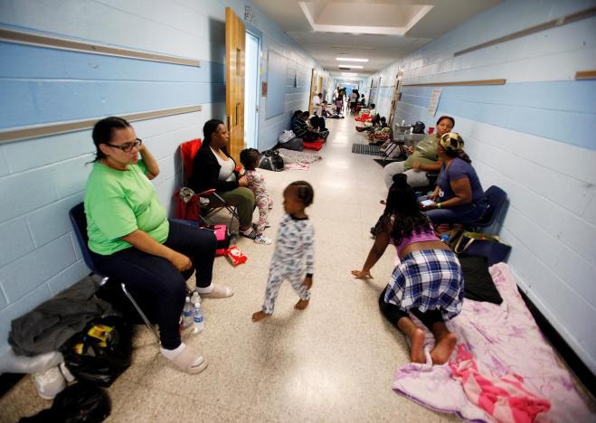 Người dân tiểu bang nam Carolina được sơ tán vào các trường học để tránh bão. (Ảnh: Reuters)