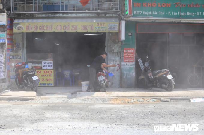 “Đây có lẽ là đường xấu nhất, nguy hiểm nhất thành phố. Nếu không hoàn thành con đường này sớm thì nhiều vụ tai nạn thương tâm sẽ tiếp diễn”, bà Mại cho hay.
