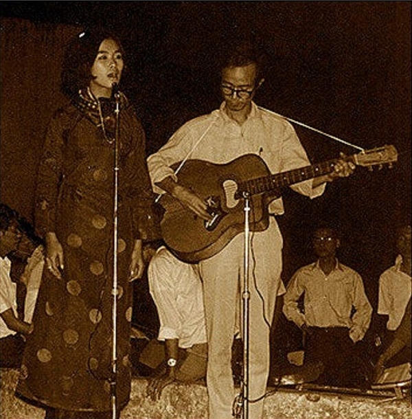 Trịnh Công Sơn và Khánh Ly hát ở Quán Văn - Sài Gòn năm 1967 (ảnh do Quang Thành cung cấp)