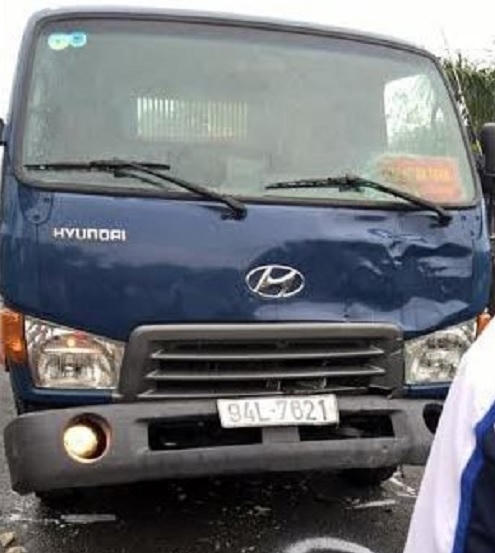 Đầu xe tải bị bẹp, vỡ đèn tại hiện trường.