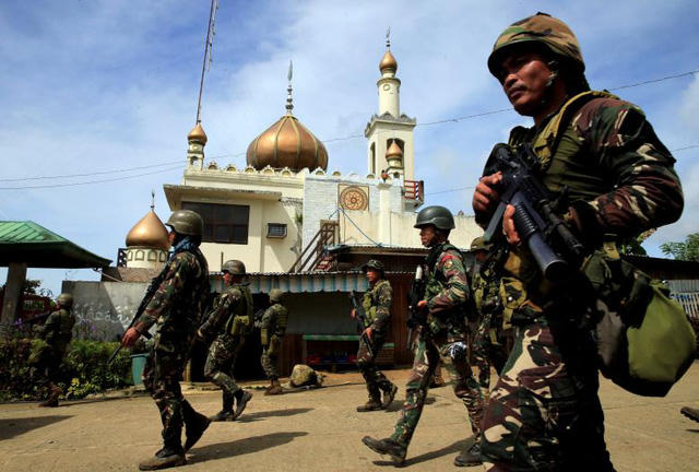 Đại tá Edgar Areval của quân đội Philippines cho biết ưu tiên hiện nay của quân đội là giải cứu các dân thường bị mắc kẹt tại những khu vực có phiến quân, đồng thời kiềm chế mối đe dọa khủng bố.