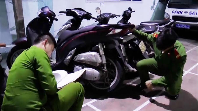Lực lượng Công an đang kiểm tra xe máy do các đối tượng trộm cắp.