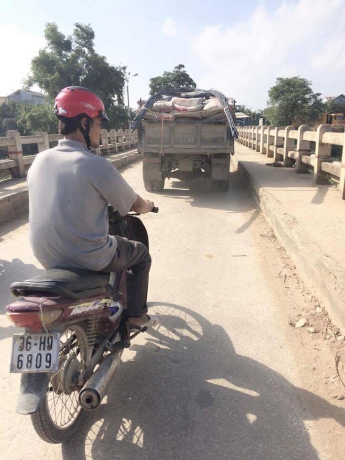Dù quy định cấm xe trên 8 tấn qua cầu Hà Lan, nhưng hàng ngày vẫn có hàng chục xe 10-20 tấn chạy qua. (Ảnh: A.Thắng)