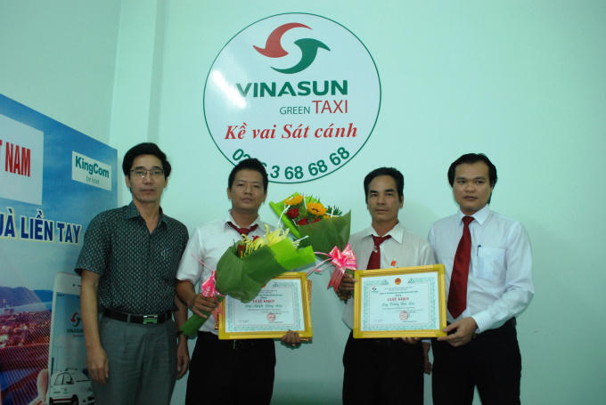 Phó giám đốc Sở Du lịch Đà Nẵng Trần Chí Cường (áo đen) khen ngợi, động viên hai tài xế.