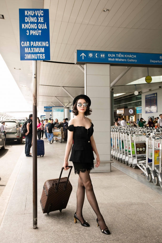 Diện đồ chất lừ, MC Thanh Mai trẻ trung như mới đ&ocirc;i mươi tại s&acirc;n bay