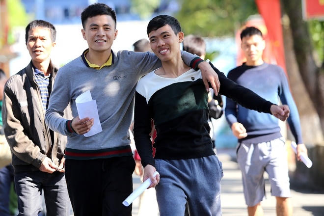 Cầm trên tay tờ giấy "chứng nhận tự do", các chàng trai vui sướng ra cổng trại giam.