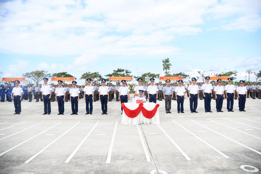 Ký kết giao ước thi đua.