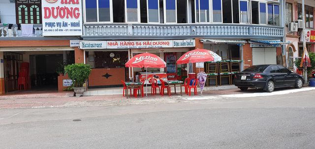 Nhà hàng lớn cũng không có khách.