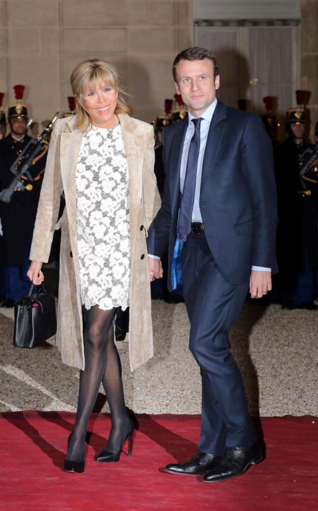 Ông Macron và vợ, bà Brigitte Trogneux. (Ảnh: AP)