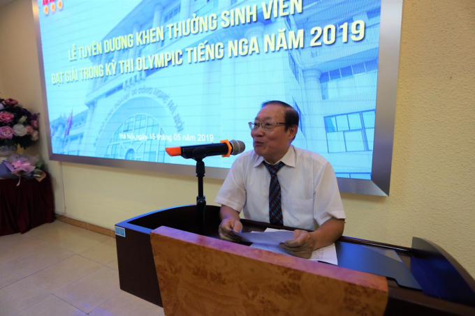 ThS. Lê Thanh Vạn Chủ nhiệm Khoa tiếng Nga thông báo kết quả tại Kỳ thi Olympic năm 2019 (Ảnh: Việt Anh).