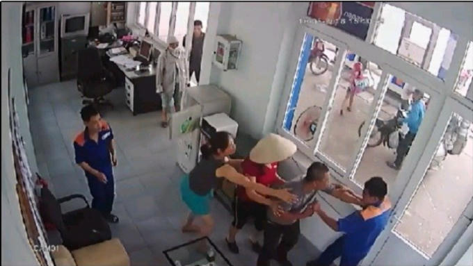 Phạm Đức Hưng (thứ 2 bìa phải), hành hung nhân viên cây xăng cho du có nhiều người can ngăn nhưng không thành.