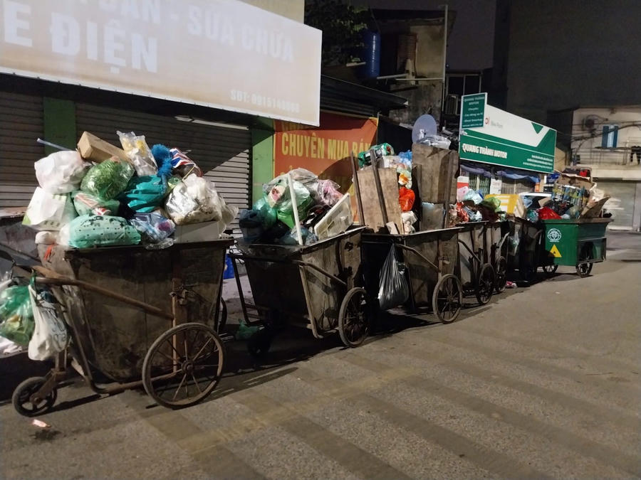 lĐêm Giao thừa, công nhân vệ sinh không chỉ dọn rác, mà còn gìn giữ vẻ đẹp văn minh của thành phố. (Ảnh: Hoa Tiên)