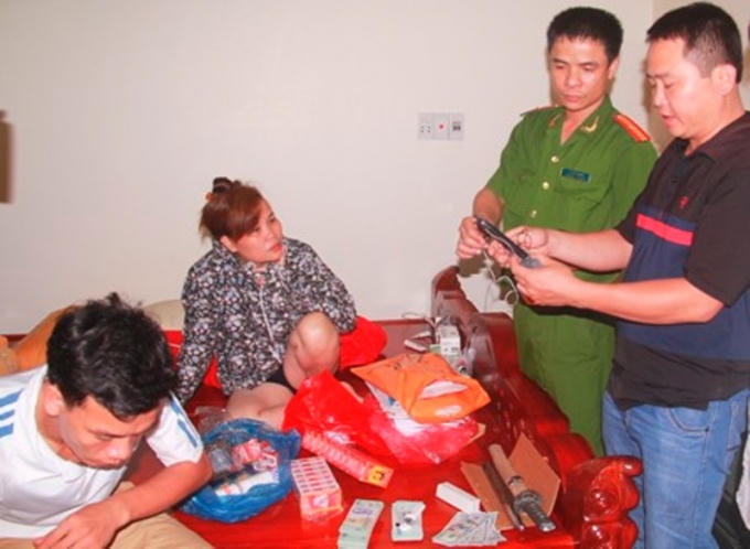 Lực lượng chức năng kiểm tra tang vật trong vụ đánh bạc qua mạng gần 5.000 tỷ vào năm 2014. (Ảnh: Dân trí).