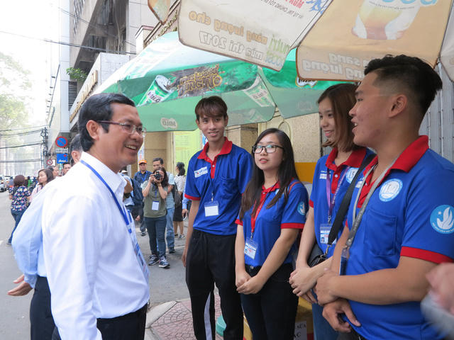 Thứ trưởng Nguyễn Văn Phúc thăm hỏi các sinh viên tình nguyện túc trực tại điểm thi trường THPT Bùi Thị Xuân (quận 1).