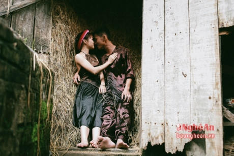 Và chọn kho chứa rơm là nơi hò hẹn...